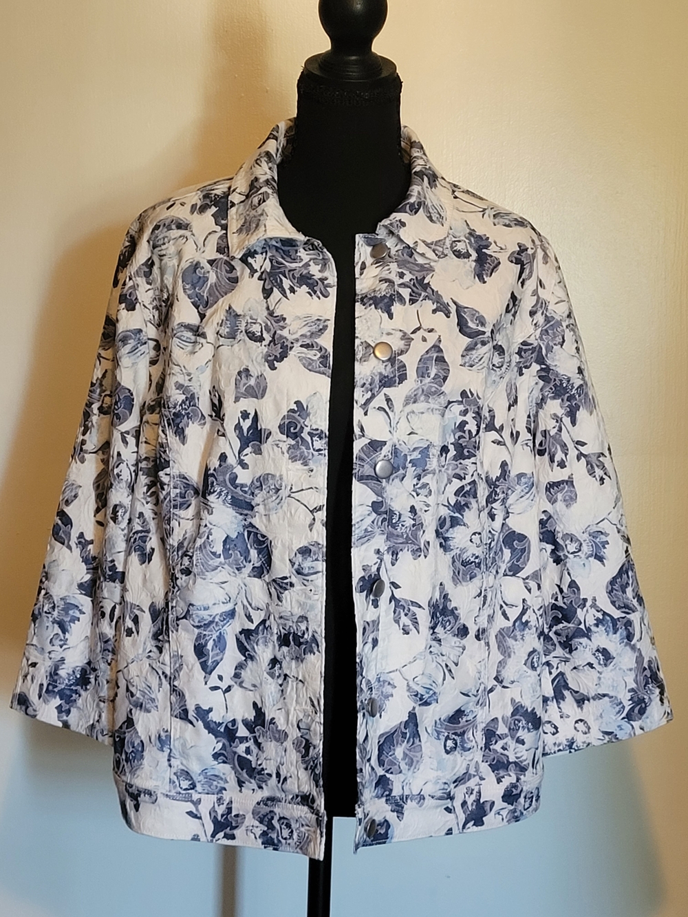 Chico's Size 2 Floral Jacquard  Jacket White Blue Cotton Blend Button Front